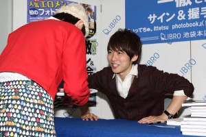 一徹、『特典DVD 付き いってちゅ。Ittetsu photo book』発売イベントにて