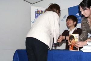 一徹、『特典DVD 付き いってちゅ。Ittetsu photo book』発売イベントにて