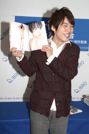 一徹、『特典DVD 付き いってちゅ。Ittetsu photo book』発売イベントにて