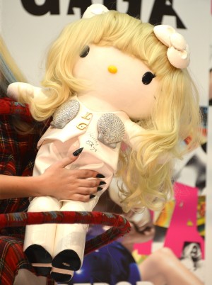 レディー・ガガとチャリティー・オークションに出展されるハローキティー