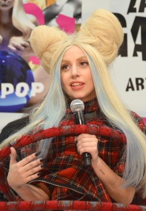 新作アルバム「アートポップ」来日会見をおこなった、レディー・ガガ