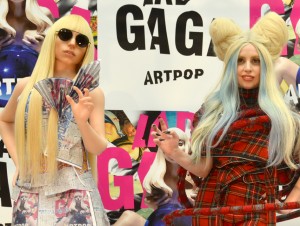 レディー・ガガ、そっくり「GAGADOLL」（左）と2ショット！