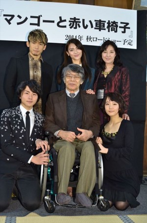 『マンゴーと赤い車椅子』製作発表に登場した元AKB48秋元才加、NAOTO（EXILE）、石井貴就、吉岡里帆、愛華みれ、仲倉重郎監督