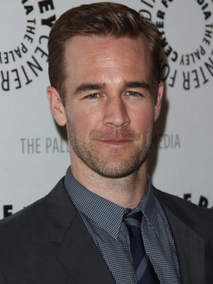 ジェームズ・ヴァン・ダー・ビーク：「今晩、ポール・ウォーカーの友人と家族、そして特に彼の娘さんに祈りを捧げます。悲しすぎる。心が悲しみに沈んでいる。彼は存在そのものが素晴らしい人だった。彼にはあった。彼には生まれ持った“あれ”、魅力があった」／『バーシティ・ブルース』（99）で共演