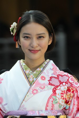 武井咲、2014年オスカープロモーション晴れ着撮影会にて