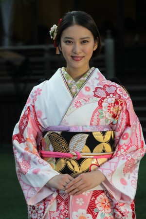 武井咲、2014年オスカープロモーション晴れ着撮影会にて