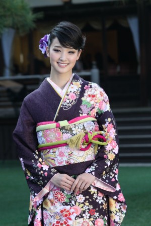 剛力彩芽、2014年オスカープロモーション晴れ着撮影会にて