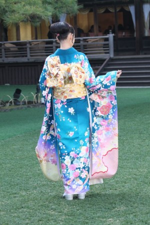 吉本実憂、2014年オスカープロモーション晴れ着撮影会にて