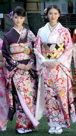 剛力彩芽、武井咲、2014年オスカープロモーション晴れ着撮影会にて