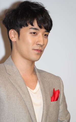 『指恋（ゆびこい）～君に贈るメッセージ～』配信記念イベントに出席したBIGBANGのV.I