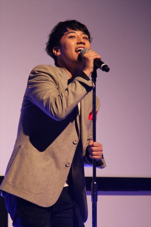 『指恋（ゆびこい）～君に贈るメッセージ～』配信記念イベントに出席したBIGBANGのV.I