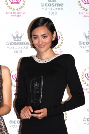 長谷川潤、「2013年ベストビューティストアワード」授賞式にて
