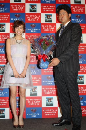『マン・オブ・スティール』ブルーレイ＆DVDリリース記念「マン・オブ・ザ・イヤー2013」授与式に登場した読売巨人軍の菅野智之選手と芹那