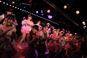 AKB48劇場8周年特別記念公演の模様