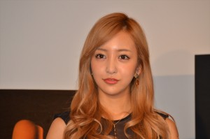 板野友美、『ファイア by ルブタン』特別試写会トークイベントショーにて