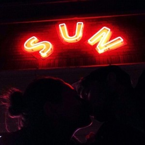 ミラへの愛を宣言！アシュトンがミラとのキス写真を公開（※アシュトン・カッチャーのツイッターより）