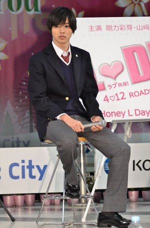 山崎賢人、映画『L・DK』“壁ドン”リアル再現イベントに登場