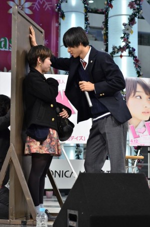 “壁ドン”をリアル再現する、山崎賢人