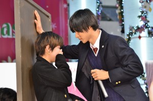 “壁ドン”をリアル再現する、山崎賢人