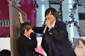 “壁ドン”をリアル再現する、山崎賢人