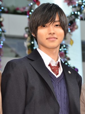 山崎賢人、映画『L・DK』“壁ドン”リアル再現イベントに登場！