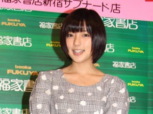 真野恵里菜、2014年カレンダー発売記念イベントに登場