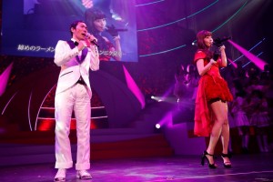 「第3回 AKB48紅白対抗歌合戦」でスタッフの北川謙二とデュエットをした小嶋陽菜