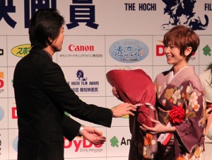 大西信満、真木よう子、第38回報知映画賞表彰式にて