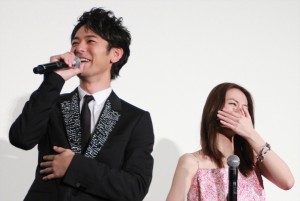 イチャイチャを暴露され、慌てる妻夫木聡と北川景子