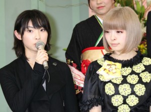 「第55回 輝く！日本レコード大賞」記者会見に出席した家入レオときゃりーぱみゅぱみゅ