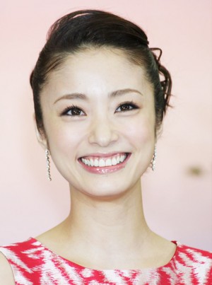 「第55回 輝く！日本レコード大賞」記者会見に出席した司会の上戸彩