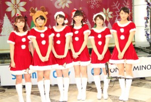 サンタ姿で新曲をPRしたスマイレージ