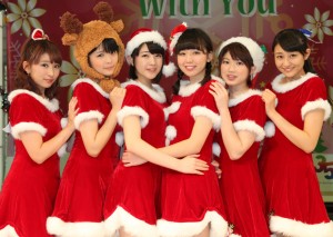 サンタ姿で新曲をPRしたスマイレージ