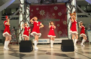 サンタ姿で新曲をPRしたスマイレージ