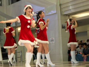 サンタ姿で新曲をPRしたスマイレージ