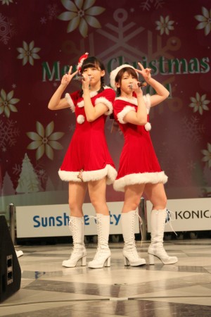 サンタ姿で新曲をPRしたスマイレージ