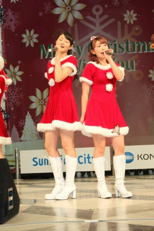 サンタ姿で新曲をPRしたスマイレージ