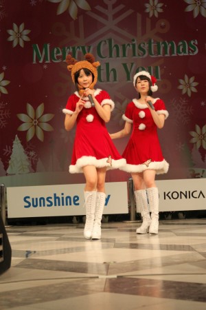 サンタ姿で新曲をPRしたスマイレージ