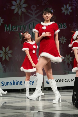 サンタ姿で新曲をPRしたスマイレージ