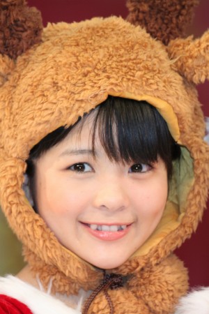 サンタ姿で新曲をPRしたスマイレージ・田村芽実