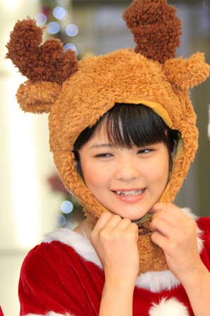 サンタ姿で新曲をPRしたスマイレージ・田村芽実