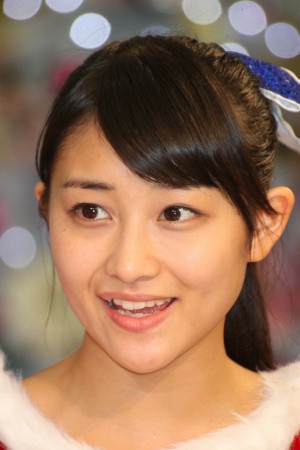 サンタ姿で新曲をPRしたスマイレージ・和田彩花