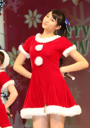 サンタ姿で新曲をPRしたスマイレージ・和田彩花
