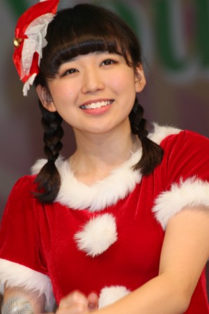 サンタ姿で新曲をPRしたスマイレージ・勝田里奈