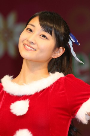 サンタ姿で新曲をPRしたスマイレージ・和田彩花