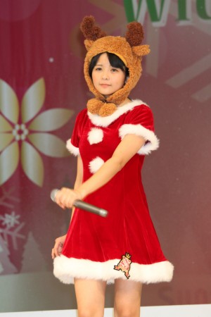 サンタ姿で新曲をPRしたスマイレージ・田村芽実