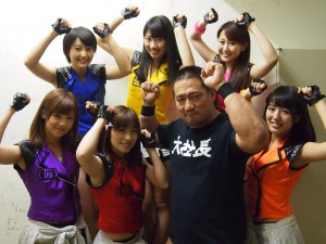 DDTプロレスと合同イベントを開催することを発表したアップアップガールズ（仮）とDDTプロレス社長・高木三四郎