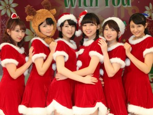 サンタ姿で新曲をPRしたスマイレージ