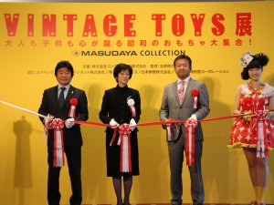 「VINTAGE TOYS展」のテープカットセレモニーに出席したSUPER☆GiRLS・前島亜美