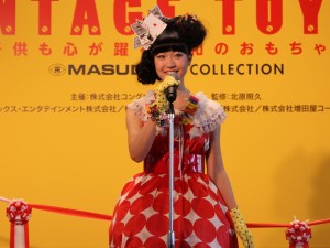 「VINTAGE TOYS展」のテープカットセレモニーに出席したSUPER☆GiRLS・前島亜美
